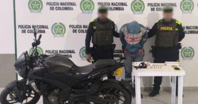 Lo pararon por ir en moto sin casco y encontraron que iba armado con un revolver Llama Cassidy, calibre 38